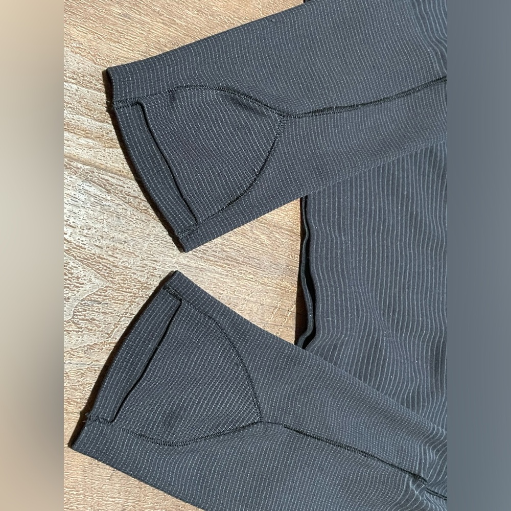 Lululemon waist length long sleeve workout run gym top 
Womens size 6 black gray - Picture 2 of 6